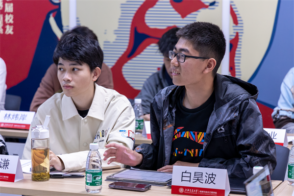 图二+杜朝辉与同学们交流.png